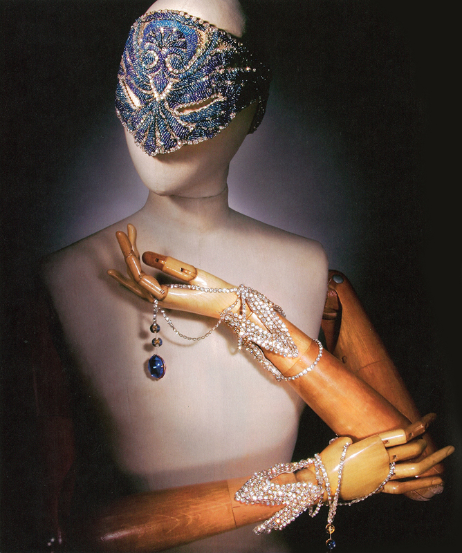 ポール・ポワレ 《夜会用マスク、ブレスレット「深海」》 制作：マドレーヌ・パニゾン、 1919年、 メタリックチュールにガラスビーズとクリスタルガラスで刺繍、 小瀧千佐子蔵