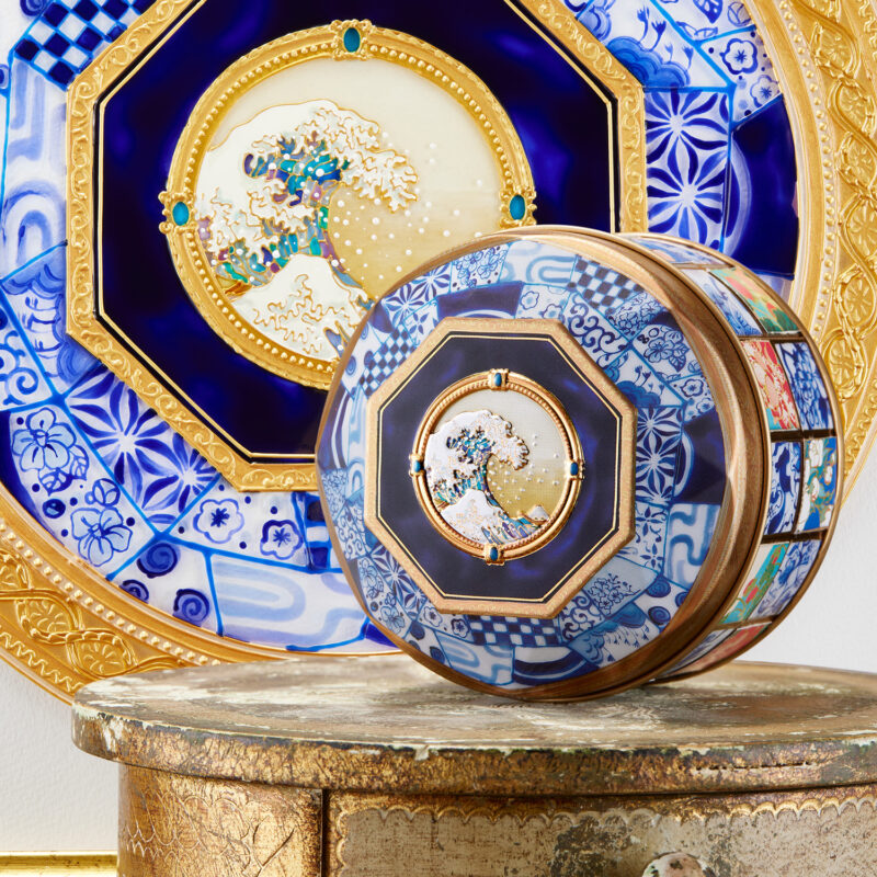 コラボグッズ 青山デカーボ
The Great Wave 缶 1,620円（税込）